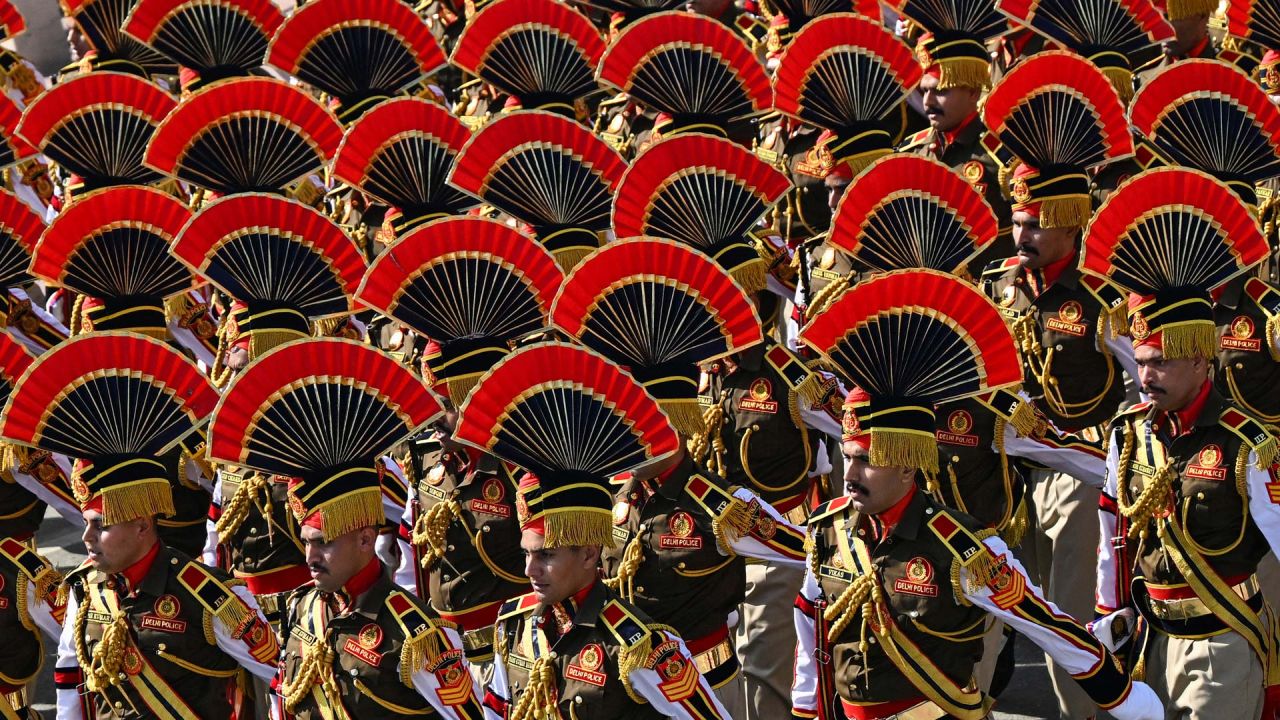 Soldados indios marchan durante el desfile del 76º Día de la República en Nueva Delhi. | Foto:Sajjad Hussain / AFP