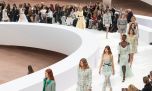 Del amanecer al anochecer: Chanel teje un cuento de alta costura en el Grand Palais