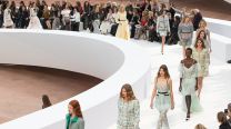 Del amanecer al anochecer: Chanel teje un cuento de alta costura en el Grand Palais