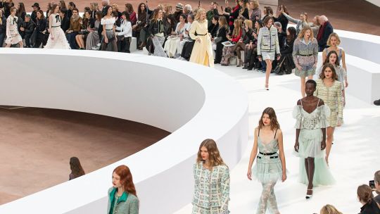 Del amanecer al anochecer: Chanel teje un cuento de alta costura en el Grand Palais