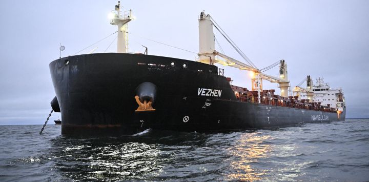 El carguero Vezhen está anclado en las afueras de Karlskrona, Suecia, para que lo examinen las autoridades suecas. Las autoridades incautaron el barco sospechoso de haber saboteado un cable de fibra óptica en el mar Báltico, anunció la fiscalía.