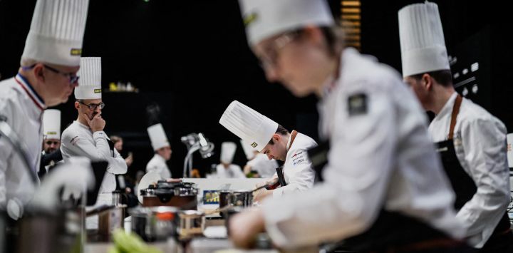 El chef francés Paul Marcon compite en el concurso de cocina Bocuse d'Or 2025 en el SIRHA (Salon International de la Restauration, de l'Hotellerie et de l'Alimentation) en la sala de exposiciones Eurexpo en Chassieu, cerca de Lyon, en el centro de Este de Francia.