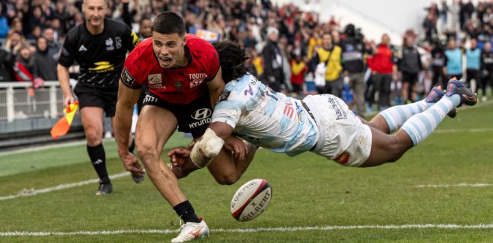 El extremo francés de Toulon, Gael Drean (izq.), anota un try tras ser tackleado por el extremo fiyiano de Racing92, Vinaya Kunaturaga Habosi, durante el partido de rugby union del Top 14 francés entre RC Toulon y Racing92 en el estadio Mayol en Toulon, sureste de Francia.