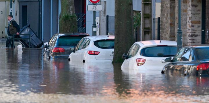 Esta fotografía muestra automóviles en una calle después de la inundación excepcional del río Ille en Rennes, en el oeste de Francia.