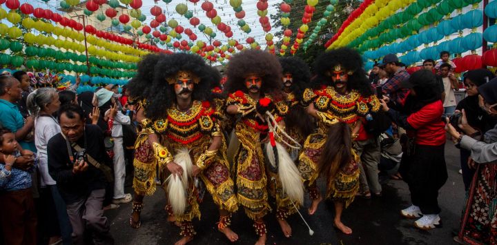 Los participantes actúan en las calles durante el festival Grebeg Sudiro, parte de las celebraciones del Año Nuevo chino, en Solo, Java Central, Indonesia.