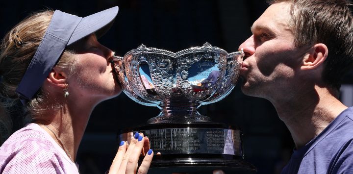 Olivia Gadecki y John Peers de Australia celebran con el trofeo después de su victoria contra Kimberly Birrell y John-Patrick Smith de Australia en su partido final de dobles mixtos en el día trece del torneo de tenis Abierto de Australia en Melbourne.