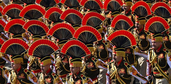 Soldados indios marchan durante el desfile del 76º Día de la República en Nueva Delhi.