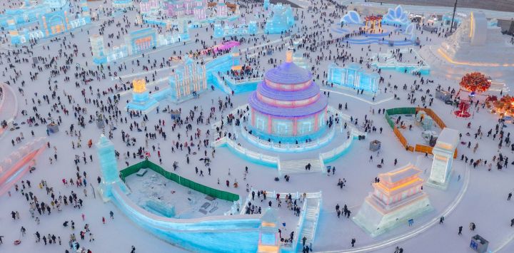 Vista aérea tomada con un dron de turistas divirtiéndose en el Mundo de Hielo y Nieve de Harbin, en Harbin, capital de la provincia de Heilongjiang, en el noreste de China.