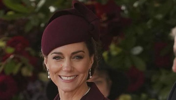 El look "de luto" de Kate Middleton con joyas Swarovski y mini bag de Chanel para el Día del recuerdo del Holocausto