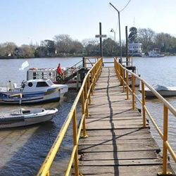 La isla cuenta con un largo espigón de casi un kilómetro sobre el río, de acceso libre y que es el lugar preferido por los pescadores.