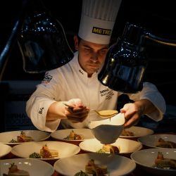 El chef francés Paul Marcon prepara platos mientras compite en el concurso de cocina Bocuse d'Or 2025 en el SIRHA (Salón Internacional de la Restauración, de la Hotelería y de la Alimentación) en el pabellón de exposiciones Eurexpo en Chassieu, cerca de Lyon, en el centro-este de Francia. | Foto:JEFF PACHOUD / AFP