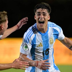 El defensor argentino Teo Rodríguez celebra con Santino Andino después de anotar un gol durante el partido del campeonato sudamericano sub-20 de fútbol 2025 entre Argentina y Bolivia en el estadio Misael Delgado en Valencia, estado Carabobo, Venezuela. | Foto:JUAN BARRETO / AFP