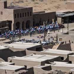 El grupo pasa por el casco antiguo de Alula después del inicio de la segunda etapa de la carrera ciclista Alula Tour, de 158 km desde el casco antiguo de Allula hasta Bir Jaydah Mountain Wirkah. | Foto:LOIC VENANCE / AFP
