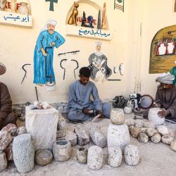 Imagen de artesanos trabajando en piezas de alabastro en un taller, en Luxor, Egipto. En medio de los antiguos templos y tumbas de Luxor en Egipto, expertos artesanos continúan transformando el alabastro (una piedra luminosa que alguna vez fue apreciada por los faraones) en impresionantes obras de arte, reviviendo el legado de sus ancestros. | Foto:Xinhua/Ahmed Gomaa