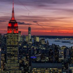 Imagen del Edificio Empire State iluminado de rojo, en la Ciudad de Nueva York, Estados Unidos. El Edificio Empire State y el One World Trade Center, dos de los edificios emblemáticos de la Ciudad de Nueva York, brillaron de rojo el martes en las celebraciones del Año Nuevo chino. | Foto:Xinhua/Winston Zhou