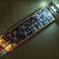 Imagen tomada con un dron de un ferry que transporta vehículos de nueva energía saliendo del puerto de Xiuying, en la ciudad de Haikou, en la provincia de Hainan, en el sur de China. | Foto:Xinhua/Yang Guanyu