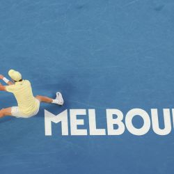 Jannik Sinner de Italia devuelve la pelota al alemán Alexander Zverev durante su partido final individual masculino en el día quince del torneo de tenis Abierto de Australia en Melbourne. | Foto:Adrian Dennis / AFP