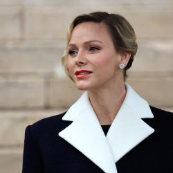La princesa Charlene de Mónaco sale de la catedral después de participar en las festividades tradicionales de Sainte Devote en el Principado de Mónaco. | Foto:Valery Hache / AFP