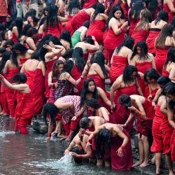 Los devotos hindúes toman un baño sagrado en el río Bagmati, con motivo del festival Swasthani Brata Katha en el templo Pashupatinath en Katmandú, India. | Foto:PRAKASH MATHEMA / AFP
