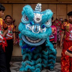 Los participantes esperan para actuar en las calles durante el festival Grebeg Sudiro, parte de las celebraciones del Año Nuevo chino, en Solo, Java Central. | Foto:DEVI RAHMAN / AFP