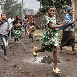 Los residentes huyen tras observar a miembros del grupo armado M23 caminando por una calle del barrio de Keshero en Goma. La asediada ciudad congoleña de Goma fue sacudida por un intenso fuego de artillería, cuando Francia advirtió que la capital regional estaba al borde de caer en manos de milicianos y tropas ruandesas. | Foto:STR / AFP