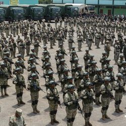 Personal militar se encuentra durante una ceremonia de presentación de las Fuerzas Armadas del Perú para combatir la delincuencia en la ciudad de Trujillo y la región La Libertad en apoyo a la Policía Nacional del Perú, en el Colegio Militar Gran Mariscal Ramón Castilla en Trujillo, norte de Perú. | Foto:Celso Roldan / AFP