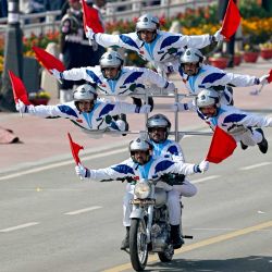 Un equipo de especialistas del ejército indio actúa durante el desfile del 76º Día de la República en Nueva Delhi, India. | Foto:Sajjad Hussain / AFP