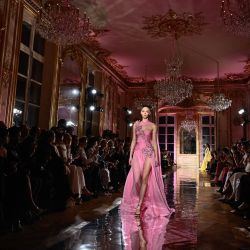Una modelo presenta una creación para Zuhair Murad durante la Semana de la Moda de Alta Costura Femenina Primavera/Verano 2025, en París, Francia. | Foto:JULIEN DE ROSA / AFP