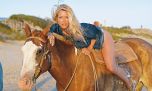 Nicole Neumann junto a sus hijos en una cabalgata top en la playa