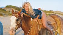 Nicole Neumann junto a sus hijos en una cabalgata top en la playa