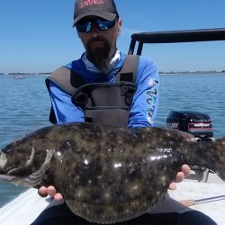 El lenguado promueve una diversión asegurada, ya sea con mosca, con carnada, en spinning, en trolling o al vadeo. Distintas formas de pesca que encierran una especie que cada vez tiene más adeptos.