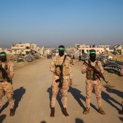 Combatientes del grupo militante palestino Hamás llegan a la casa familiar del líder asesinado de Hamás, Yahya Sinwar, antes de entregar a un rehén israelí y otro tailandés a un equipo de la Cruz Roja en Khan Yunis, como parte de su tercer intercambio de rehenes por prisioneros. | Foto:Eyad Baba / AFP