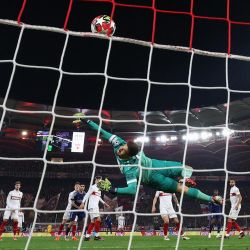El arquero alemán del Stuttgart, Fabian Bredlow, se lanza pero no logra atajar el disparo del delantero francés del Paris Saint-Germain, Ousmane Dembele, durante el partido de fútbol de la UEFA Champions League VfB Stuttgart vs Paris Saint-Germain en Stuttgart, suroeste de Alemania. | Foto:FRANCK FIFE / AFP