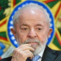 El presidente de Brasil, Luiz Inácio Lula da Silva, hace un gesto durante un anuncio de inversión en mejoras viales en el Palacio de Planalto en Brasilia. | Foto:EVARISTO SA / AFP