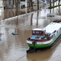 Esta fotografía aérea muestra barcos amarrados en una zona inundada en la ciudad de Redon, en el oeste de Francia. Mientras que las regiones de Ille-et-Vilaine, Morbihan y Loire-Atlantique permanecen bajo alerta roja por inundaciones, la ciudad de Redon se prepara para un nivel récord del río Vilaine en las próximas horas o días. | Foto:Damien Meyer / AFP