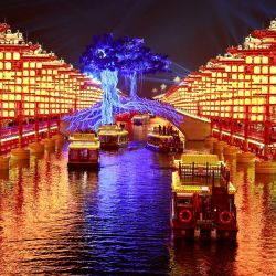 Imagen de turistas visitando un área de turismo cultural, en el distrito de Fengnan de la ciudad de Tangshan, en la provincia de Hebei, en el norte de China. Diversos eventos se llevaron a cabo en toda China para celebrar la Fiesta de la Primavera. | Foto:Xinhua/Li Xiuqing