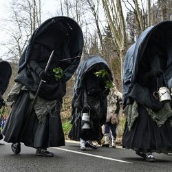Los participantes con trajes espeluznantes participan en el carnaval tradicional de Zubieta, en la provincia de Navarra, en el norte de España. | Foto:ANDER GILLENEA / AFP