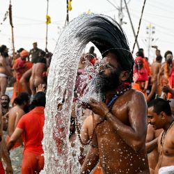 Naga Sadhus u hombres santos hindúes se dan un baño en Sangam, la confluencia de los ríos Ganges, Yamuna y el mítico Saraswati, en una ocasión auspiciosa de 'Mauni Amavasya' durante el festival Maha Kumbh Mela en Prayagraj. | Foto:ARUN SANKAR / AFP