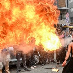 Un bailarín realiza un acto de lanzamiento de fuego durante una procesión religiosa en Amritsar, India. | Foto:Narinder Nanu / AFP