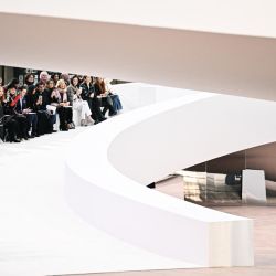 Una modelo presenta una creación para Chanel durante la Semana de la Moda de Alta Costura Femenina Primavera/Verano 2025 en París. | Foto:JULIEN DE ROSA / AFP