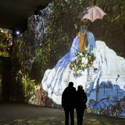 Visitantes y periodistas observan una presentación digital de pinturas del pintor impresionista francés Claude Monet durante una vista previa para la prensa de la exposición "Monet: Impression, soleil levant" (Monet: impresión, sol naciente) en Les Carrieres des Lumières, un lugar para exposiciones digitales, inmersivas y contemporáneas al pie de la ciudad de Baux-de-Provence, en el sur de Francia. | Foto:MIGUEL MEDINA / AFP