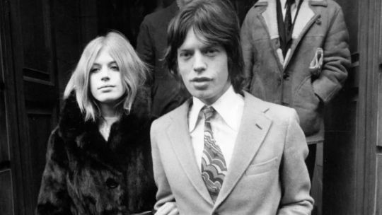 Ícono del "Swinging London" y musa de los Rolling Stones, Marianne Faithfull llegó a ser más que "un ángel con grandes tetas"