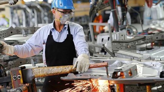La industria y la construcción cayeron en marzo según el INDEC