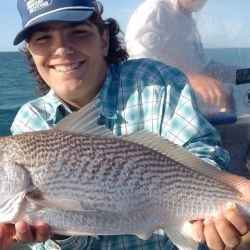 Las lagunas pican en punta con variedad de especies. Hay pejerreyes, pero también es posible obtener tarariras, lisas y carpas. 