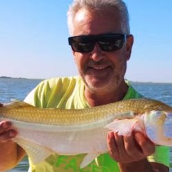 Las lagunas pican en punta con variedad de especies. Hay pejerreyes, pero también es posible obtener tarariras, lisas y carpas. 
