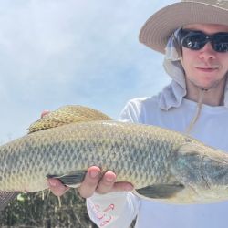 Las lagunas pican en punta con variedad de especies. Hay pejerreyes, pero también es posible obtener tarariras, lisas y carpas. 