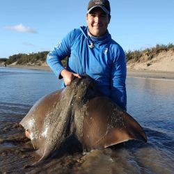 Las lagunas pican en punta con variedad de especies. Hay pejerreyes, pero también es posible obtener tarariras, lisas y carpas. 