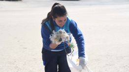 basura plastica en la playa 