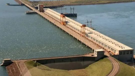"El que maneje el río Paraná maneja la riqueza de la Argentina”, advirtió Carlos del Frade en “QR!”