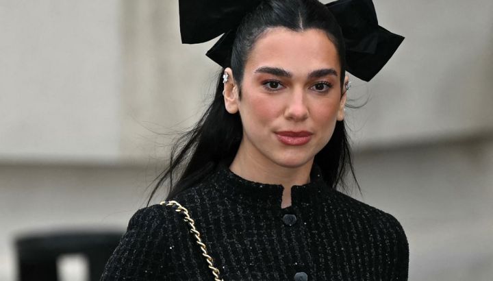 Dua Lipa y el encanto de Chanel: una musa para el icónico bolso CHANEL 25